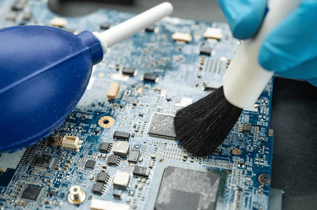 What percentage isopropyl alcohol to clean electronics: